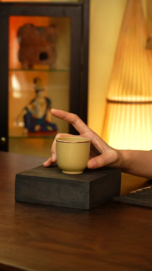 包铜黄紫砂杯...