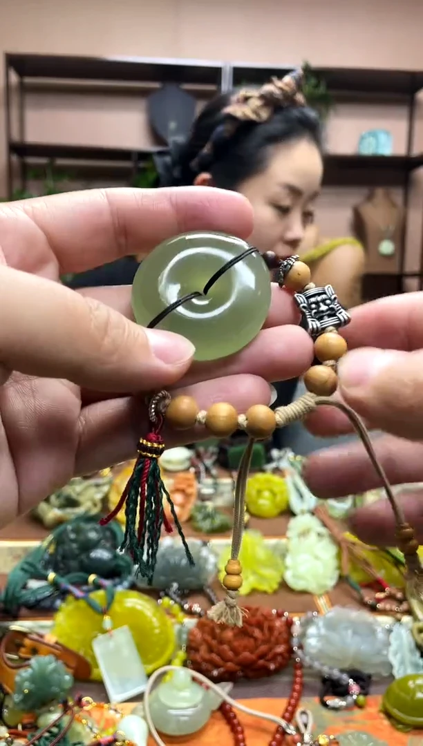 未镶嵌岫玉吊坠多样性发货发其中之一