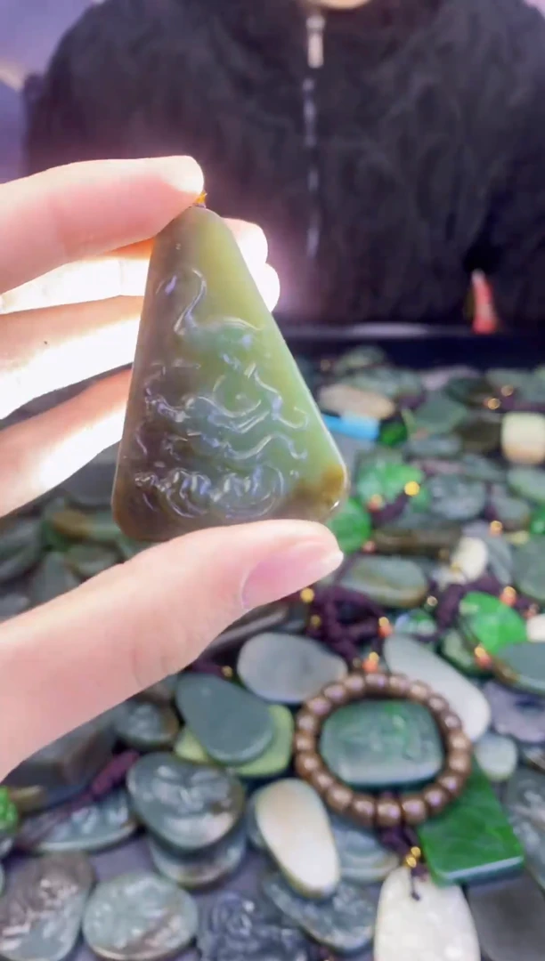 颈饰未镶嵌和田玉1