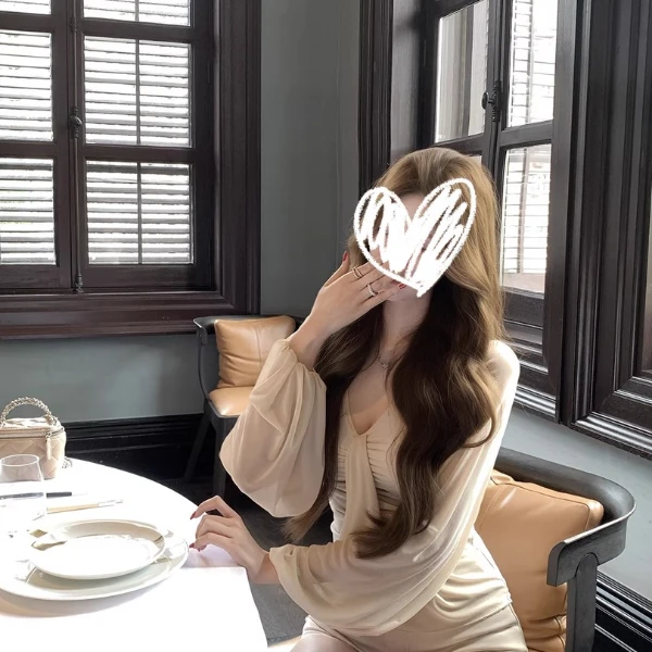 法式温柔气质v领长袖T恤早秋新款褶皱设计感小众修身显瘦短款上衣