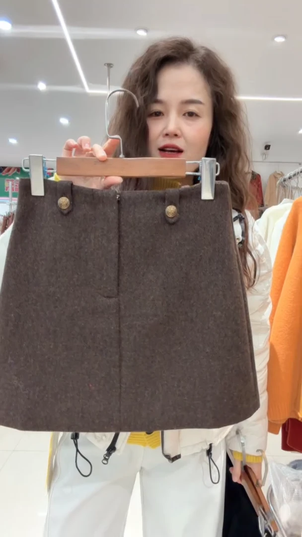 咖色时尚气质小短裙