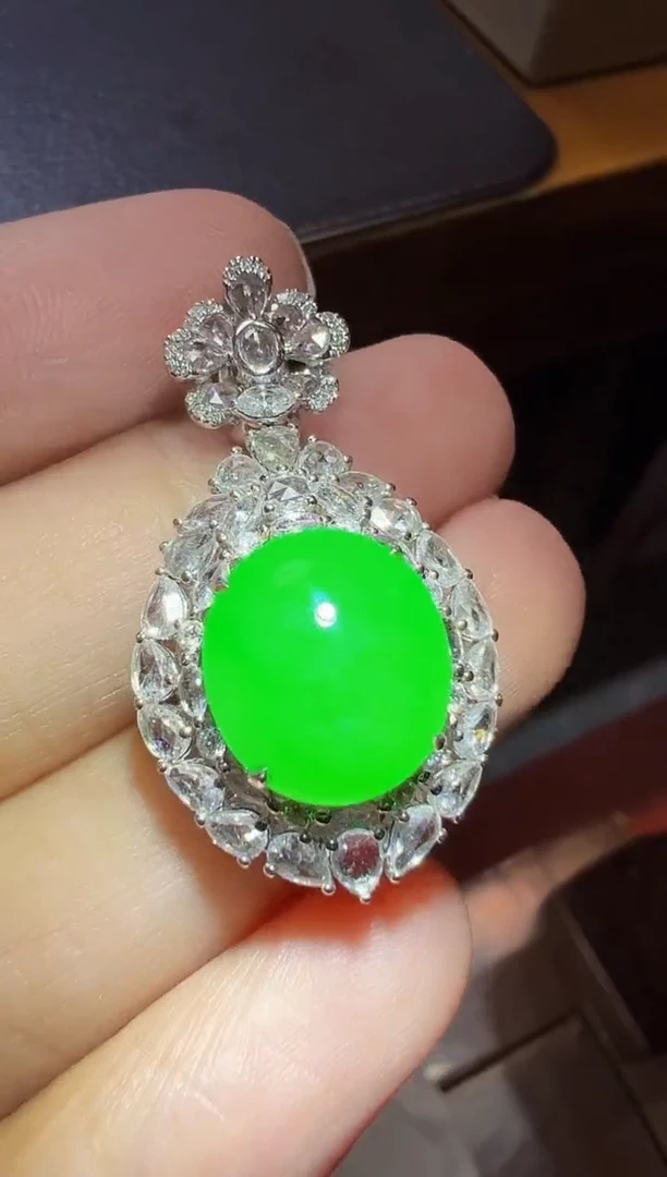 吊坠(不含链)18K金镶嵌翡翠蛋面