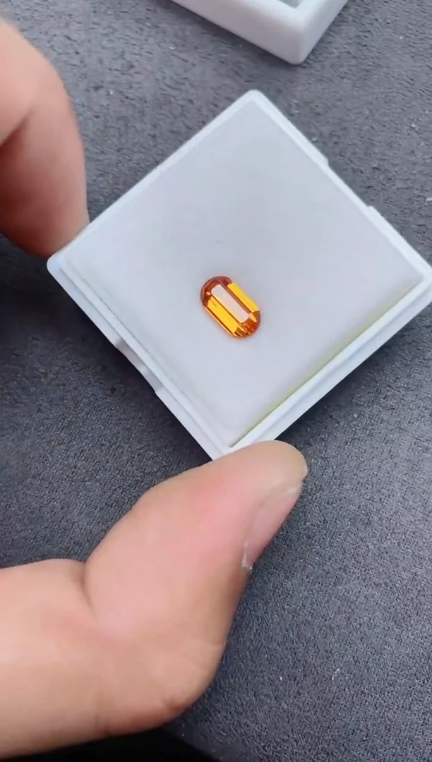 未镶嵌裸石石榴石（芬达石）2.3ct