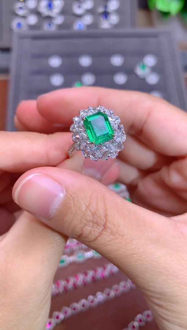 【闪购商品】祖母绿戒指18K金镶嵌1.95CT