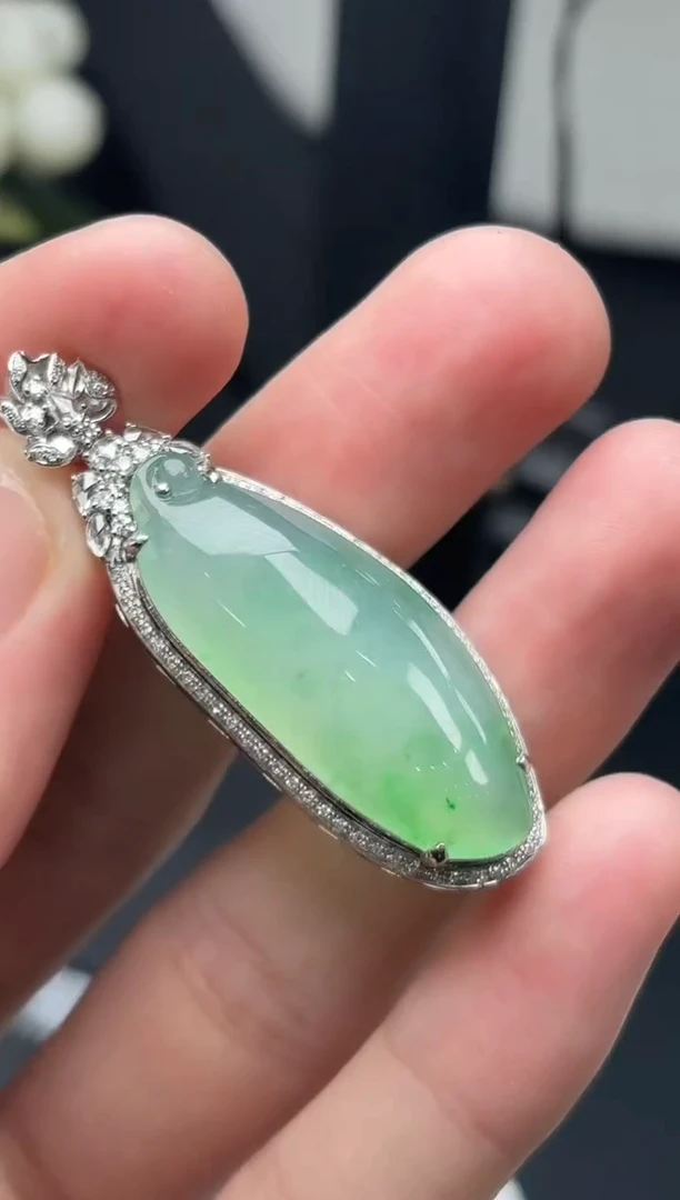 18K金镶嵌挂件翡翠福瓜