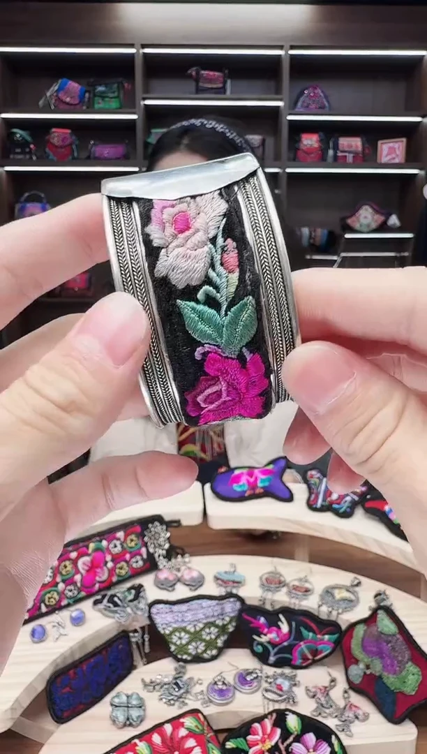 织绣A76蒙阿苏苗绣传承店