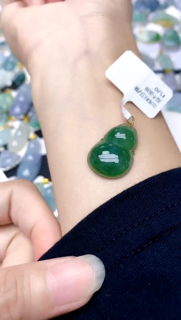 颈饰18K金镶嵌翡翠天然A货翡翠