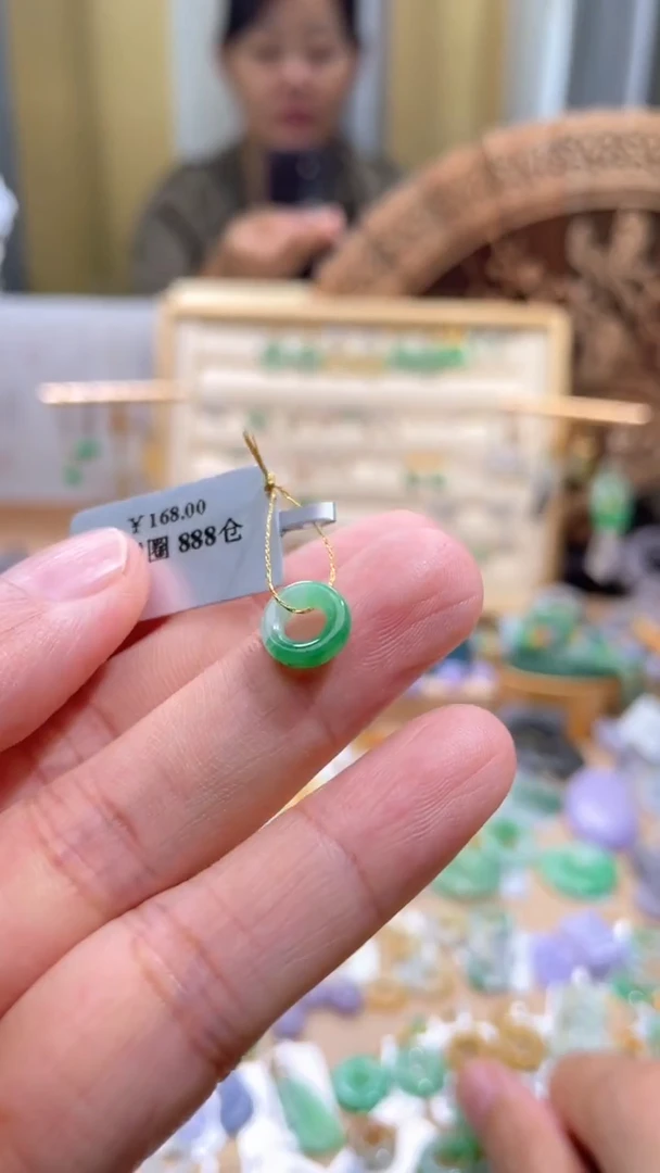 翡翠未镶嵌颈饰甜甜圈