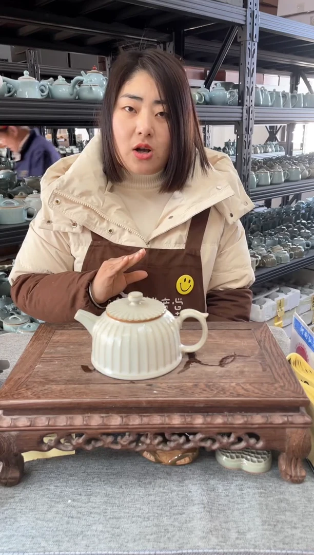 【闪购商品】瓷片微瑕月白青莲壶。。。。