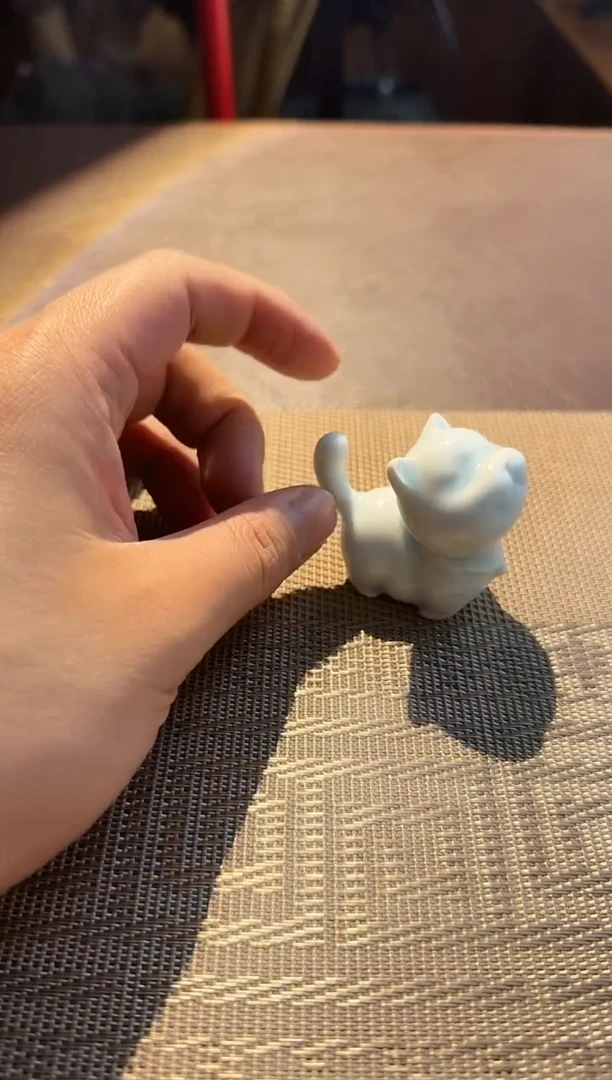 陶瓷小小青釉猫咪 得意洋洋