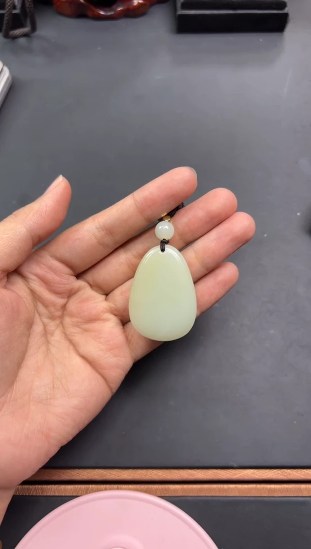 【闪购商品】和田玉吊坠(赠链)未镶嵌且末微色差迪克兰吊坠