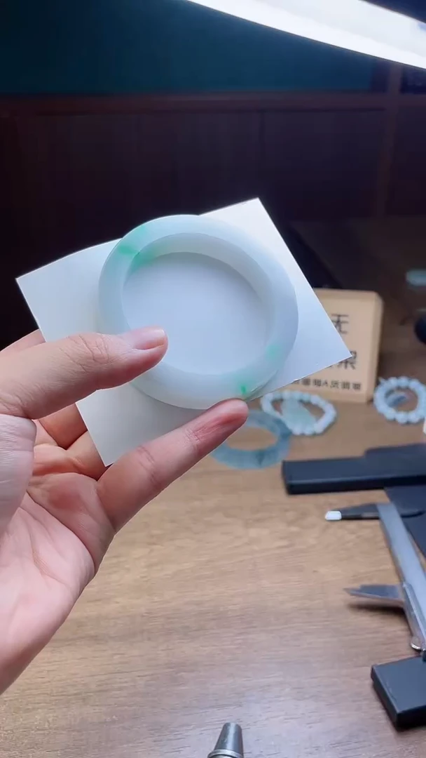 定制翡翠手镯未镶嵌?**A定制