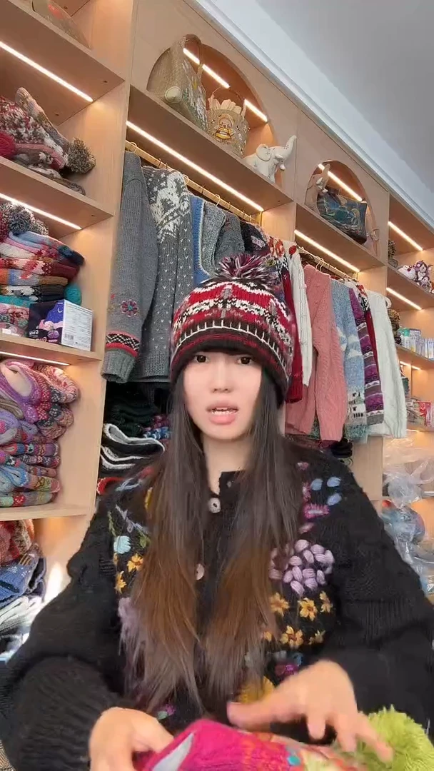 羊毛黑红单球帽