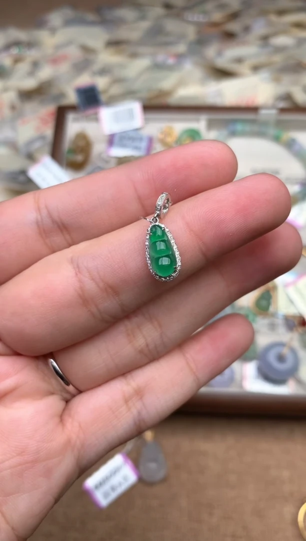 18K金镶嵌挂件翡翠1
