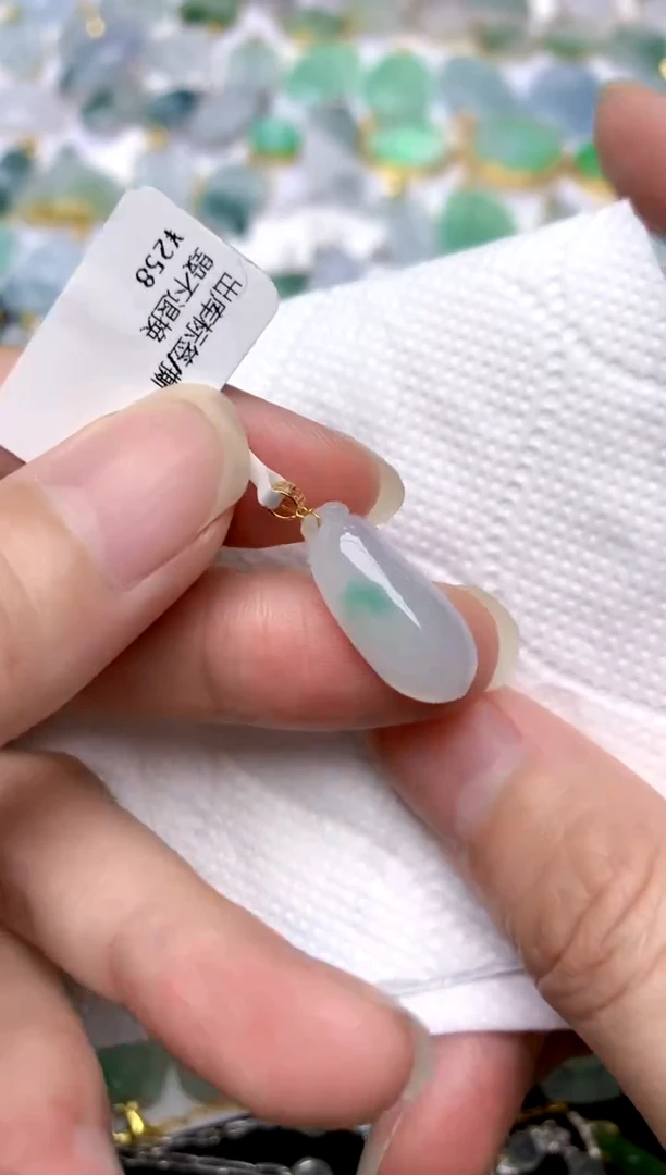 颈饰18K金镶嵌翡翠天然A货翡翠