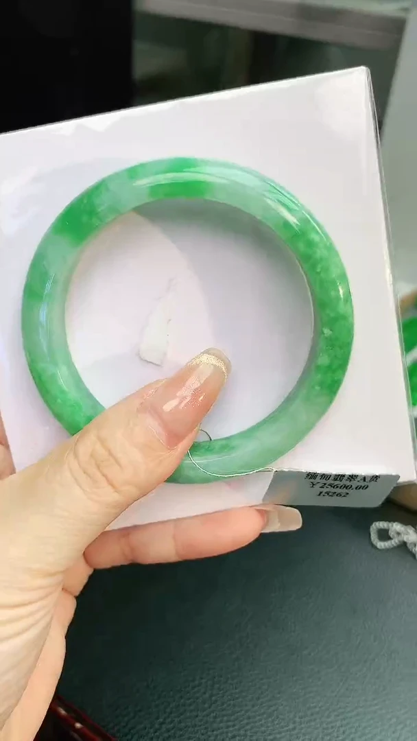 翡翠手镯未镶嵌时**水赠礼盒证书