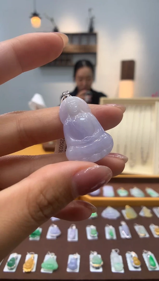 颈饰18K金镶嵌翡翠素衣观音