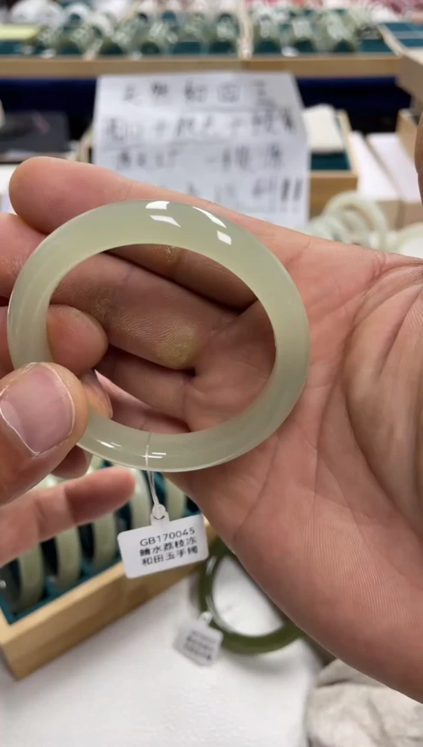 未镶嵌手镯和田玉月*?和田玉手镯170045