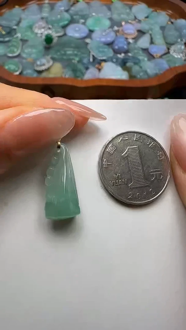 翡翠18K金镶嵌吊坠(不含链)莲蓬