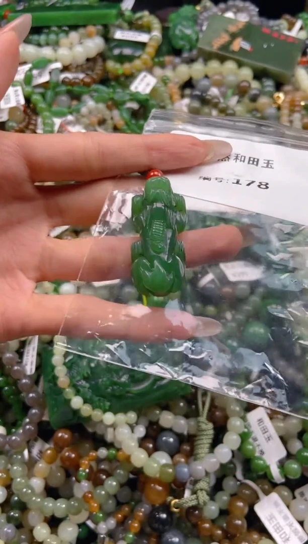 未镶嵌和田玉挂件1