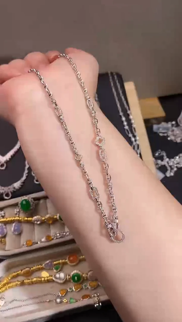 颈饰18K金镶嵌钻石项链