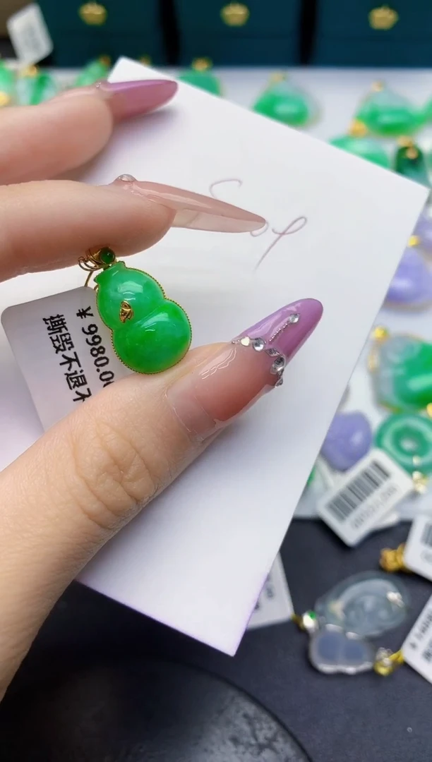 颈饰18K金镶嵌翡翠缅甸天然翡翠A货