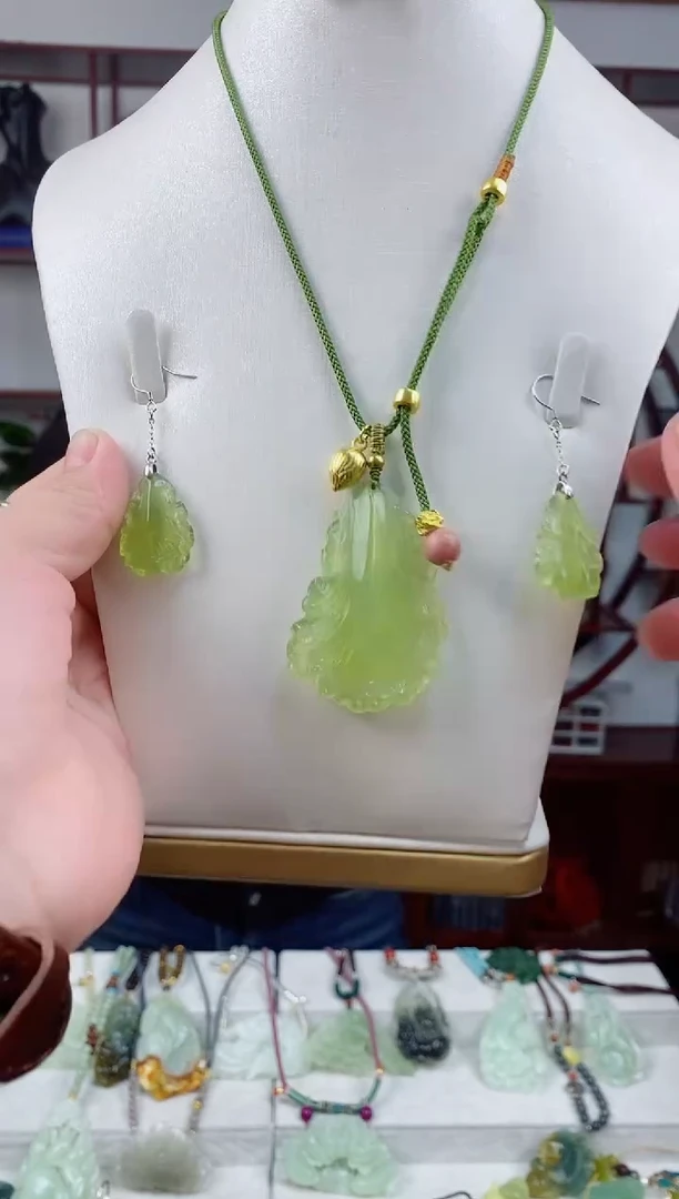 未镶嵌岫玉颈饰1