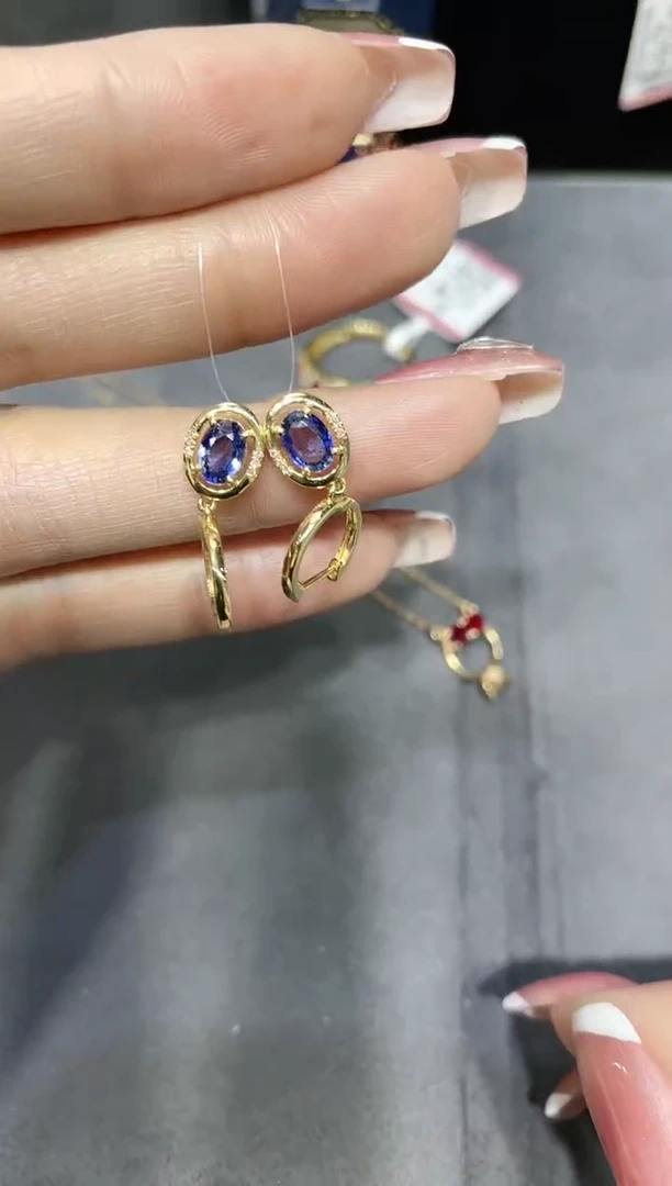 18K金镶嵌天然蓝宝石耳饰