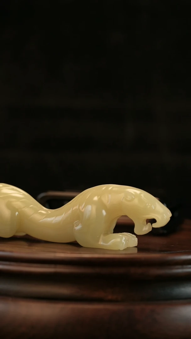 云南石竹叶青雕刻：伏虎