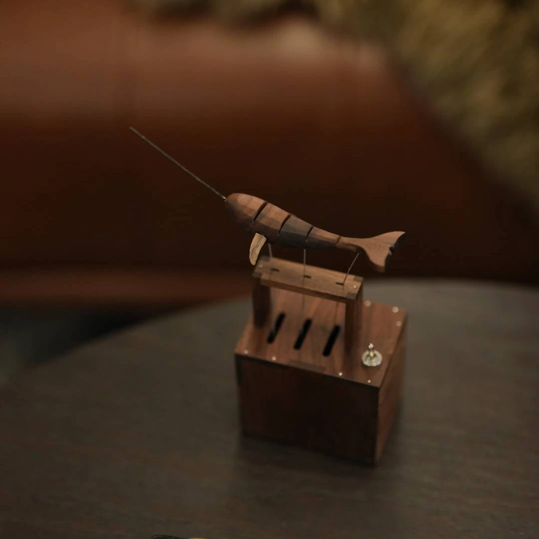 遨游的角鲸 北美黑胡桃木独角鲸八音盒木制创意摆件节日生日礼物