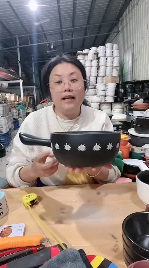 【闪购商品】c766瑕疵黑色手把锅，