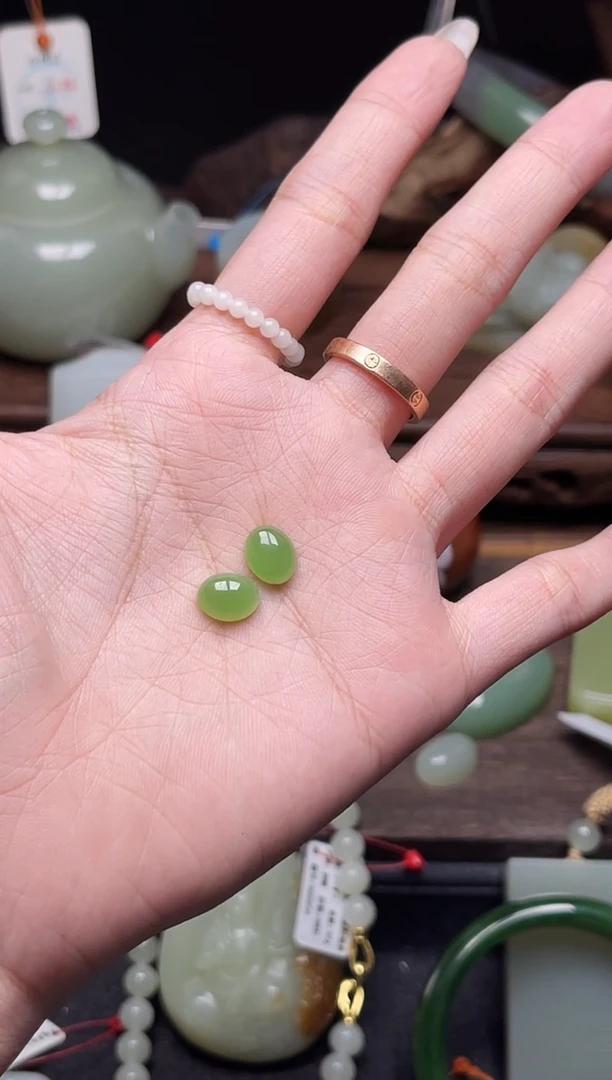 和田玉未镶嵌珠宝半成品乌兰海苹果绿 蛋面一对