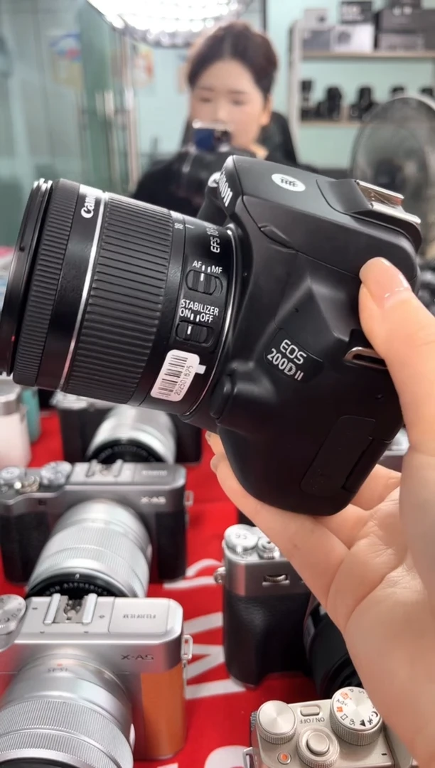 准新品黑色200d二代+18-55镜头
