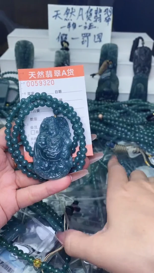 翡翠未镶嵌颈饰