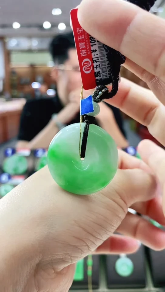 颈饰未镶嵌翡翠平安扣