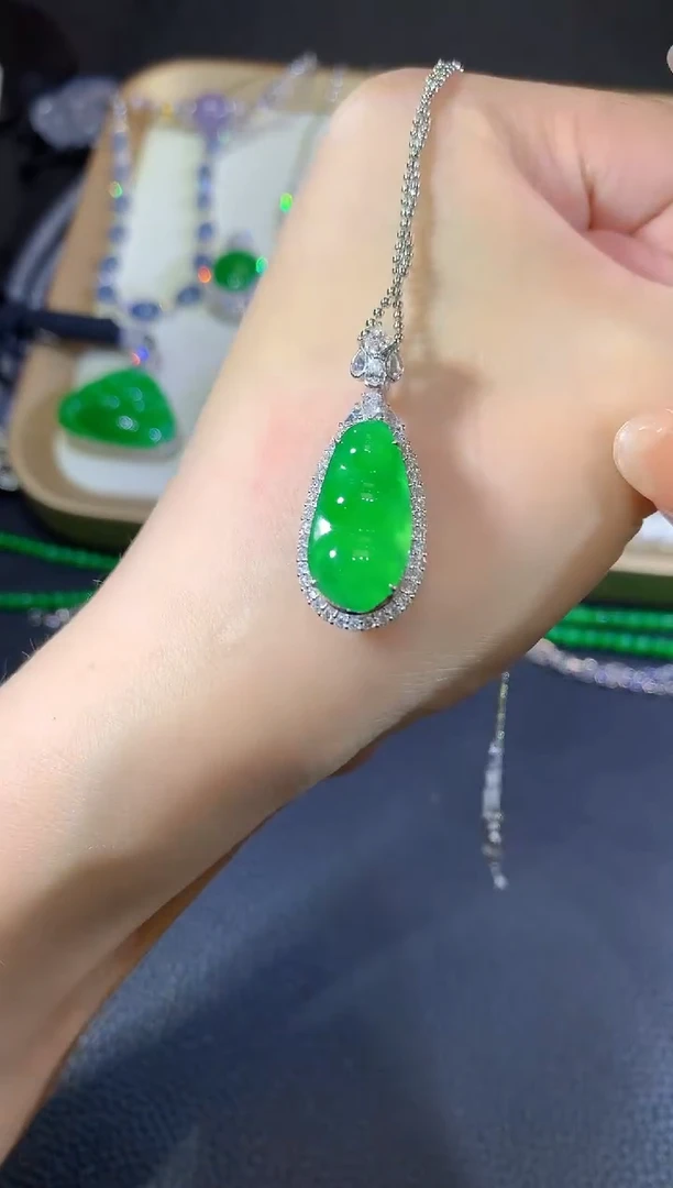 翡翠18K金镶嵌吊坠(不含链)89-豆子（不含链与扣头