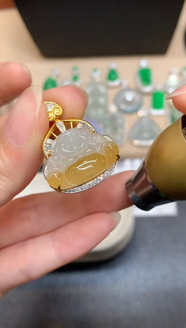 颈饰18K金镶嵌翡翠财神【无服务费