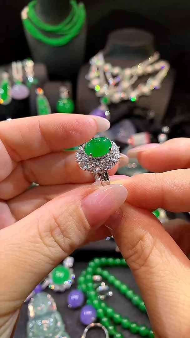 18K金镶嵌戒指翡翠戒指