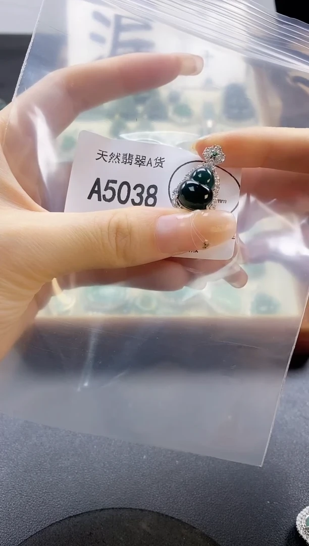 翡翠未镶嵌吊坠(赠链)天然翡翠A货