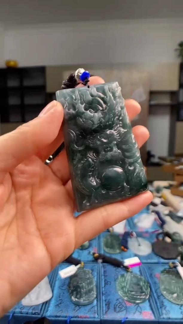 颈饰未镶嵌翡翠   多样性发其一