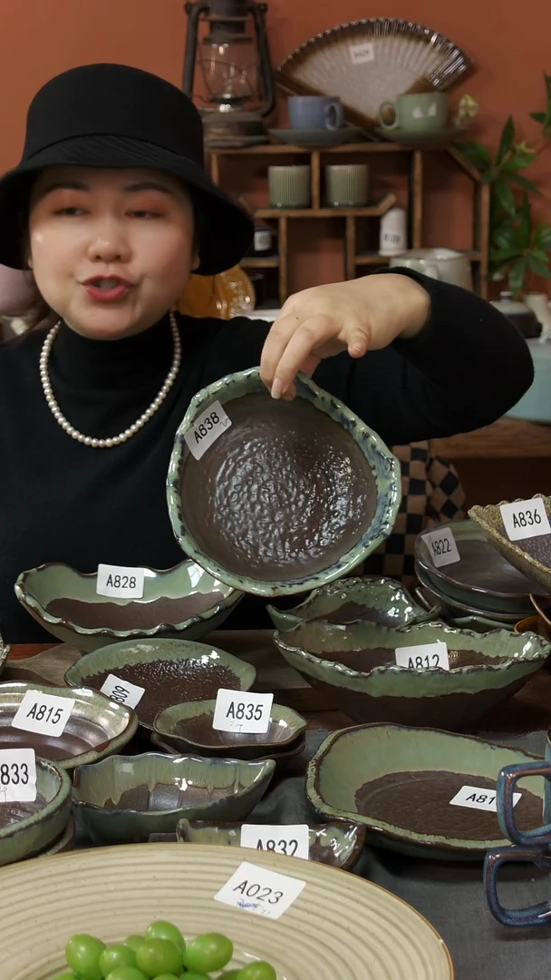 陶瓷A838  一只异形花边碗微瑕