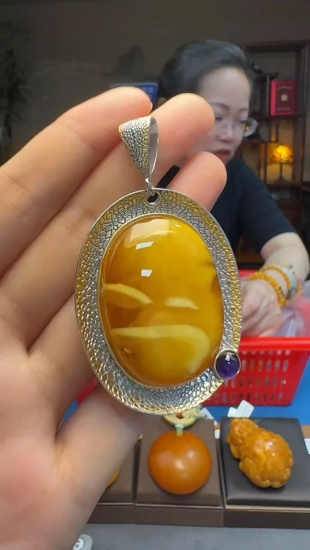 琥珀吊坠(不含链)银S925镶嵌天然保真镶嵌蛋面吊坠