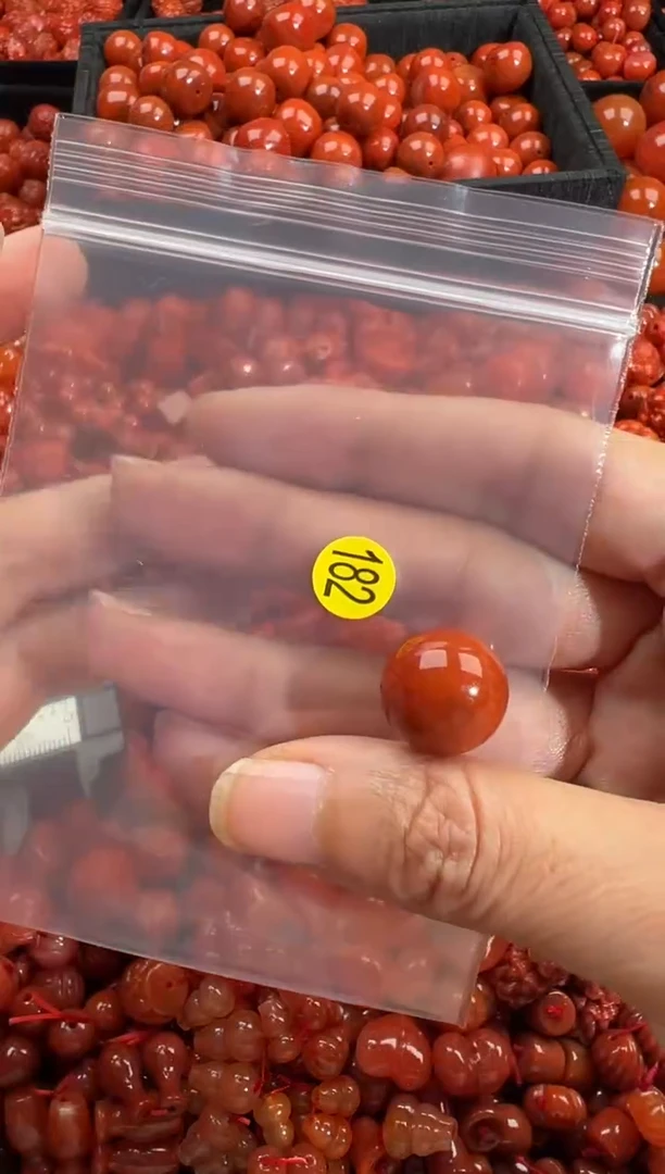 南红玛瑙未镶嵌颈饰1