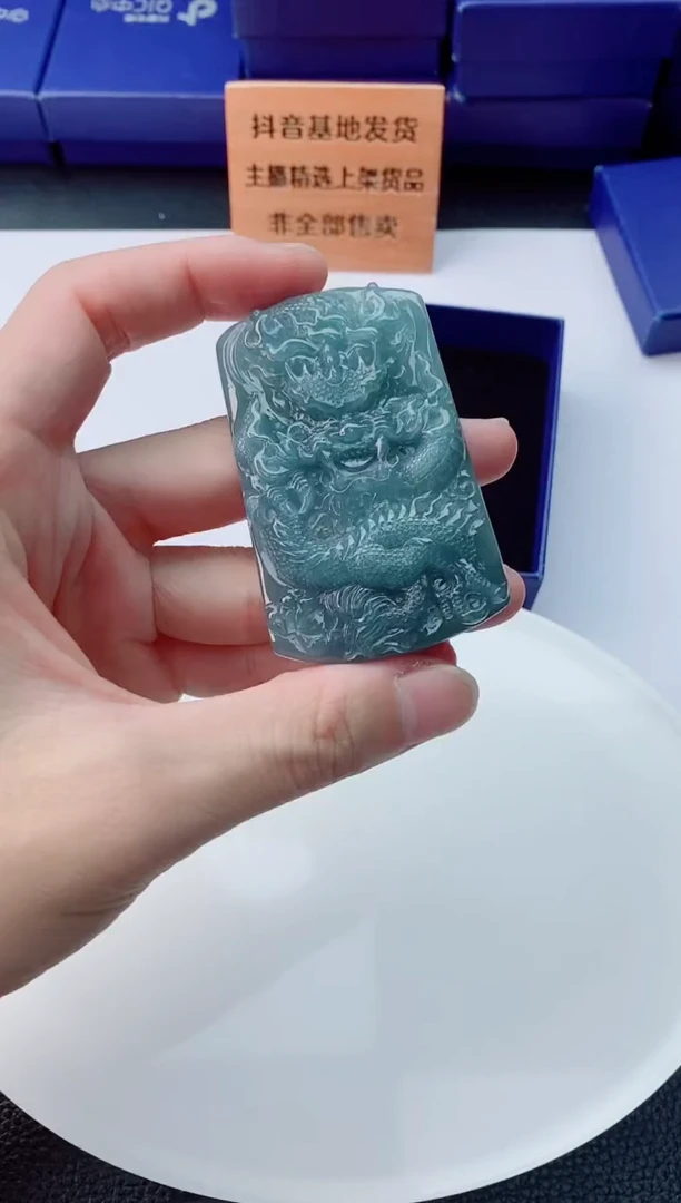 颈饰未镶嵌翡翠   `