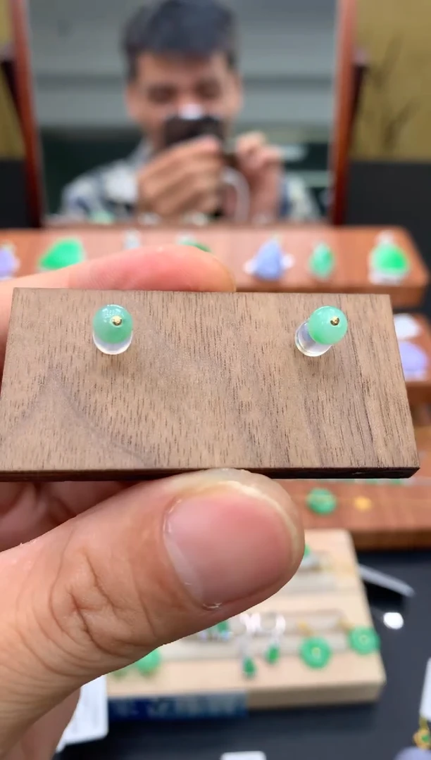 18K金镶嵌翡翠耳饰耳钉