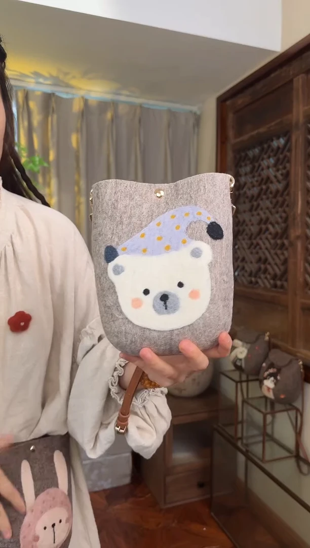 羊毛非遗纯手工包  手机包灰小熊