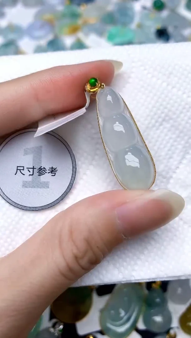 颈饰18K金镶嵌翡翠天然A货翡翠
