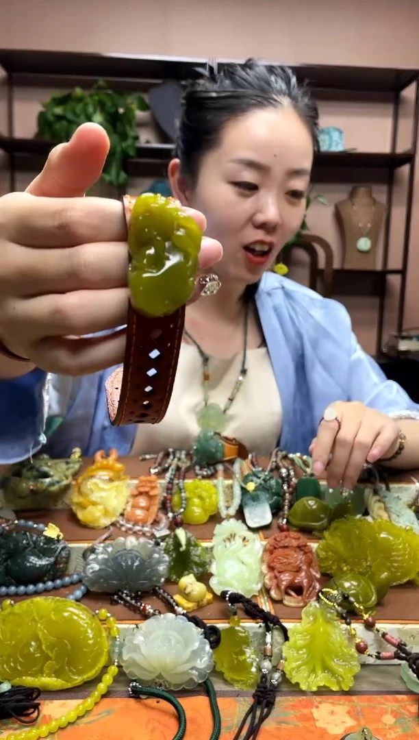 未镶嵌岫玉颈饰多样性发货发其中之一