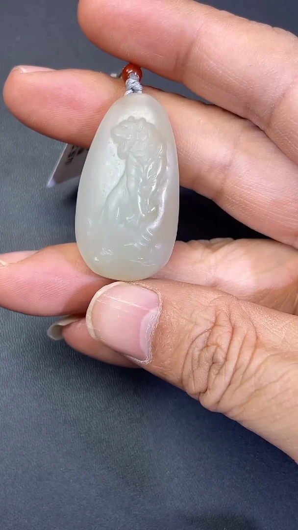颈饰未镶嵌和田玉白玉虎啸山河吊坠