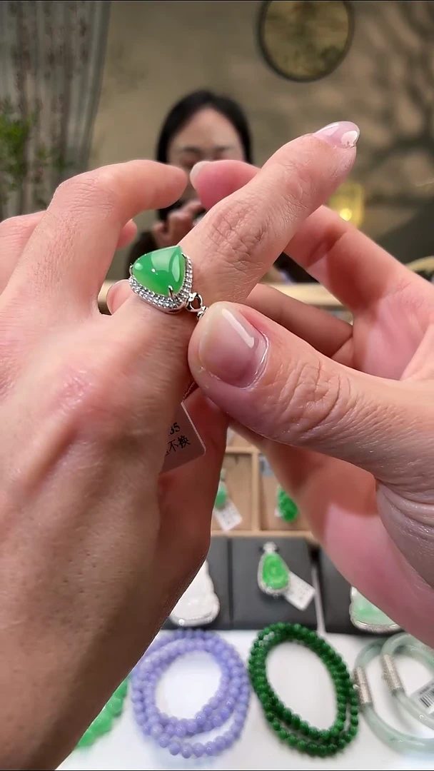 颈饰18K金镶嵌翡翠戒指